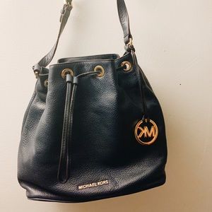 Navy blue Michael Kors crossbody bucket purse😍